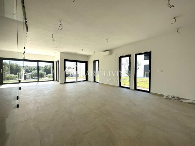 PRILIKA!!! MODERNA DVOJNA KUĆA U OKOLICI NOVIGRADA, 300 m OD MORA