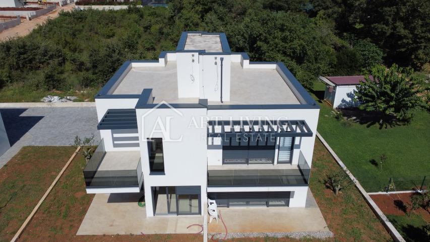 PRILIKA!!! MODERNA DVOJNA KUĆA U OKOLICI NOVIGRADA, 300 m OD MORA