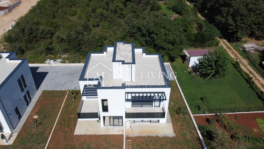 PRILIKA!!! MODERNA DVOJNA KUĆA U OKOLICI NOVIGRADA, 300 m OD MORA