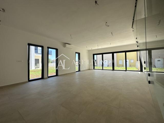GELEGENHEIT!!! ATTRAKTIVES DOPPELHAUS IN DER NÄHE VON NOVIGRAD, 300 m VOM MEER ENTFERNT