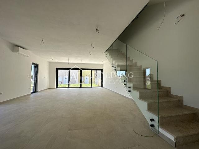 GELEGENHEIT!!! ATTRAKTIVES DOPPELHAUS IN DER NÄHE VON NOVIGRAD, 300 m VOM MEER ENTFERNT