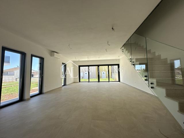 GELEGENHEIT!!! ATTRAKTIVES DOPPELHAUS IN DER NÄHE VON NOVIGRAD, 300 m VOM MEER ENTFERNT