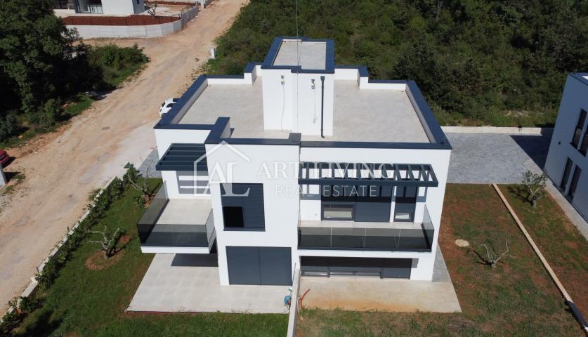 GELEGENHEIT!!! ATTRAKTIVES DOPPELHAUS IN DER NÄHE VON NOVIGRAD, 300 m VOM MEER ENTFERNT