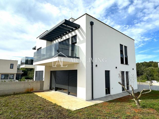 GELEGENHEIT!!! ATTRAKTIVES DOPPELHAUS IN DER NÄHE VON NOVIGRAD, 300 m VOM MEER ENTFERNT