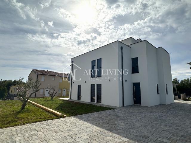 GELEGENHEIT!!! ATTRAKTIVES DOPPELHAUS IN DER NÄHE VON NOVIGRAD, 300 m VOM MEER ENTFERNT