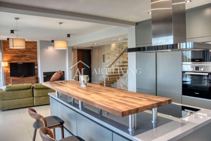 Poreč, moderna luksuzna vila s bazenom udaljena 500 m od mora
