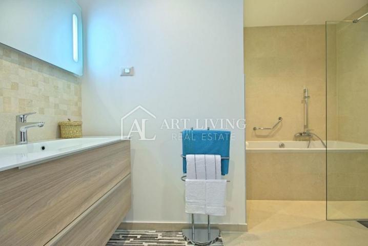 Poreč, moderna luksuzna vila s bazenom udaljena 500 m od mora