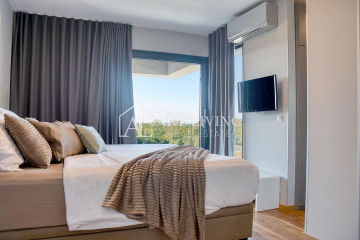 Poreč, moderna luksuzna vila s bazenom udaljena 500 m od mora