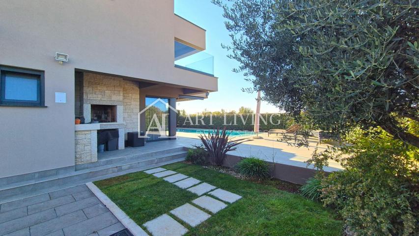 Poreč, moderna luksuzna vila s bazenom udaljena 500 m od mora