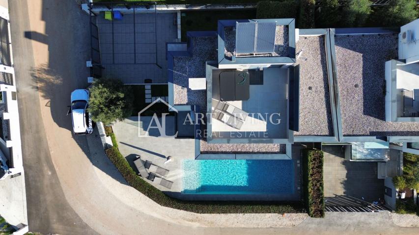 Poreč, moderna luksuzna vila s bazenom udaljena 500 m od mora