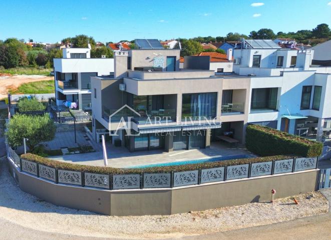 Poreč, moderna luksuzna vila s bazenom udaljena 500 m od mora