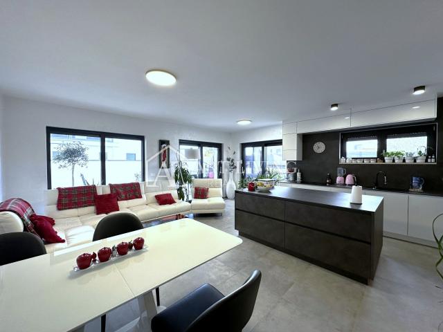 UMAG - MODERNA DVOJNA KUĆA S BAZENOM POVRŠINE 123 m² + OKUĆNICA od 104 m²
