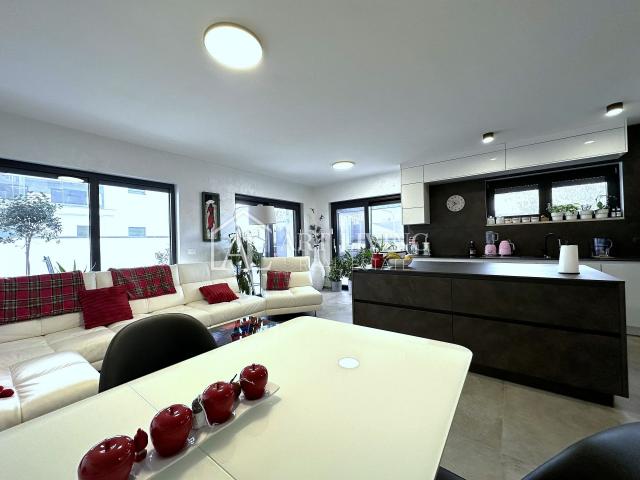 UMAG - MODERNA DVOJNA KUĆA S BAZENOM POVRŠINE 123 m² + OKUĆNICA od 104 m²