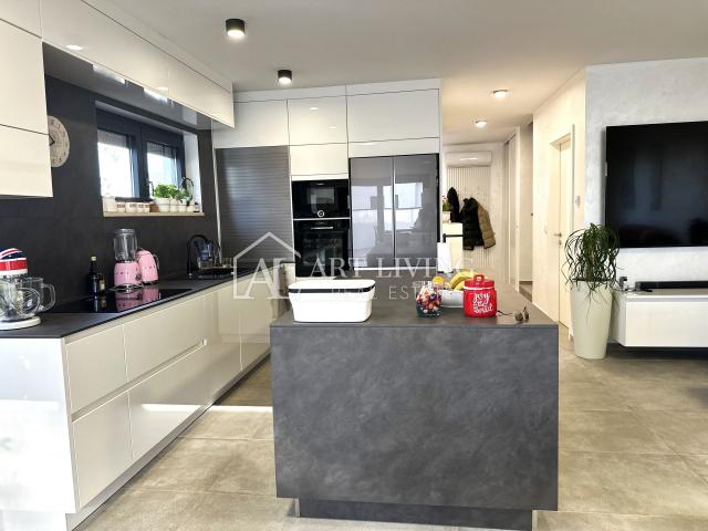 UMAG - MODERNA DVOJNA KUĆA S BAZENOM POVRŠINE 123 m² + OKUĆNICA od 104 m²