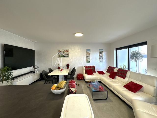 UMAG - MODERNA DVOJNA KUĆA S BAZENOM POVRŠINE 123 m² + OKUĆNICA od 104 m²