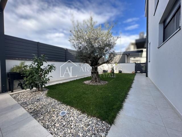 UMAG - MODERNA DVOJNA KUĆA S BAZENOM POVRŠINE 123 m² + OKUĆNICA od 104 m²