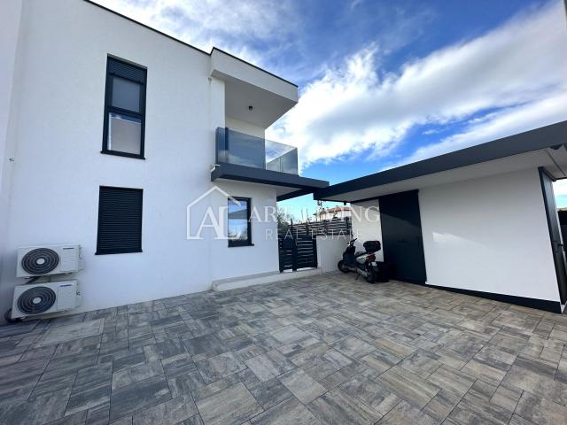 UMAG - MODERNA DVOJNA KUĆA S BAZENOM POVRŠINE 123 m² + OKUĆNICA od 104 m²