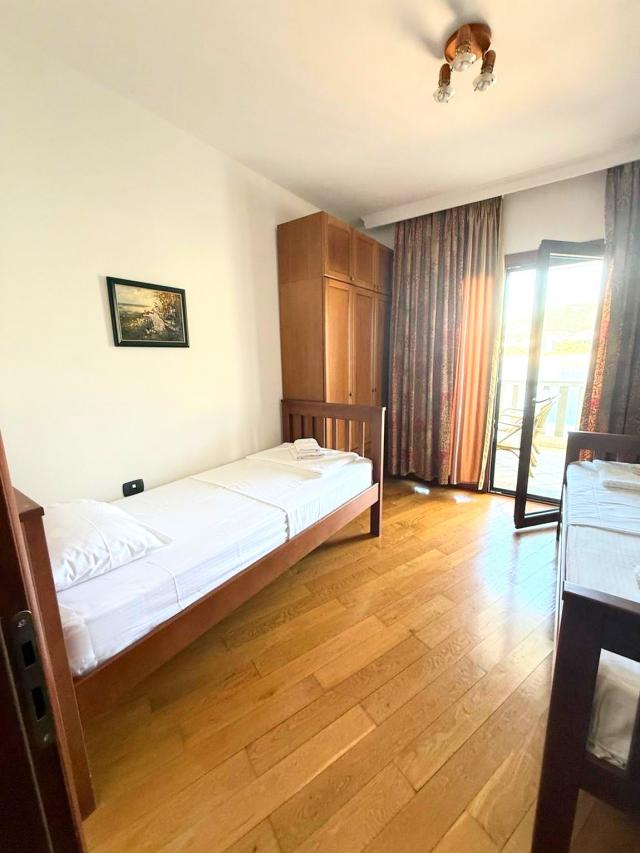 Izdavanje, Stan, 85m2 , Rafailovići