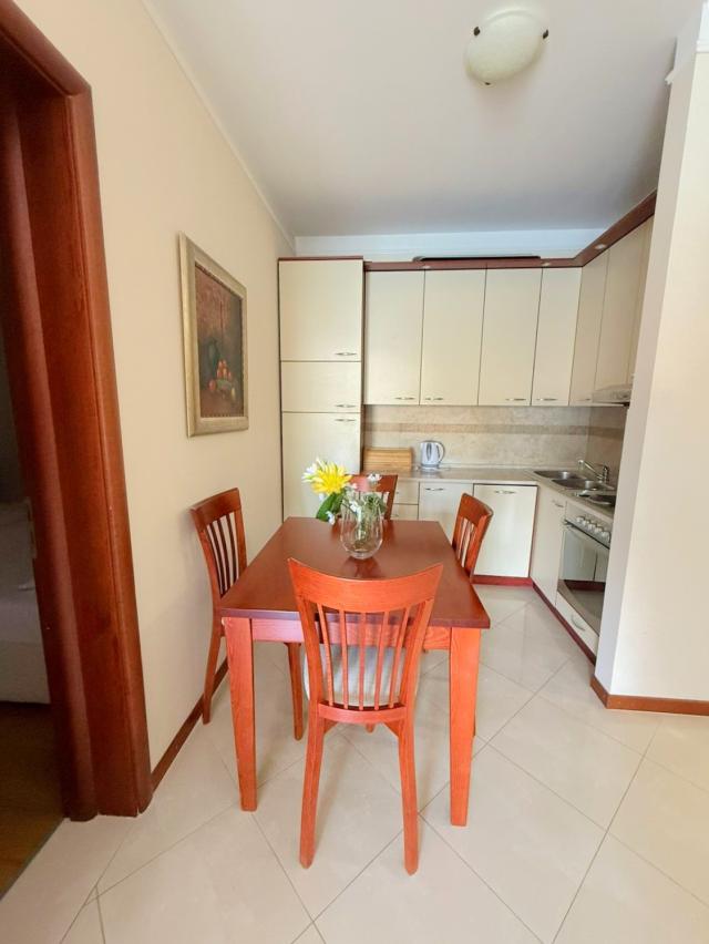 Izdavanje, Stan, 85m2 , Rafailovići