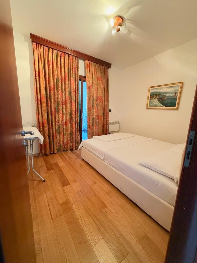 Izdavanje, Stan, 85m2 , Rafailovići