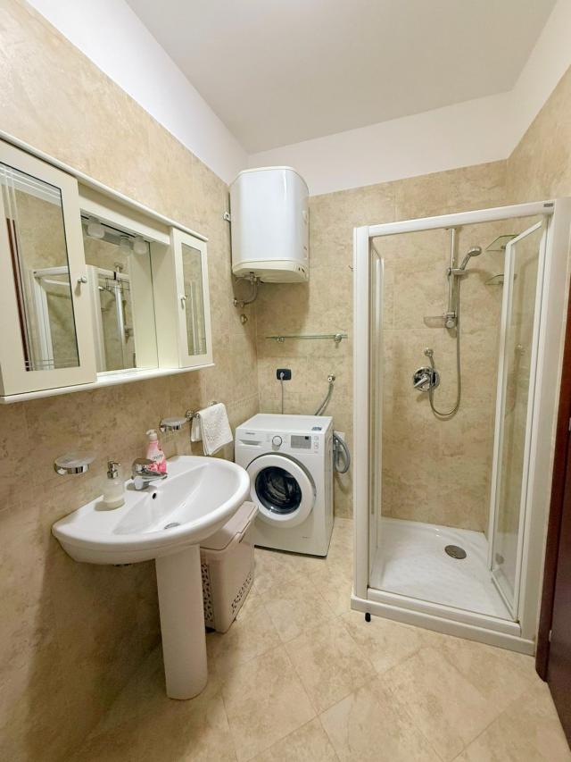 Izdavanje, Stan, 85m2 , Rafailovići