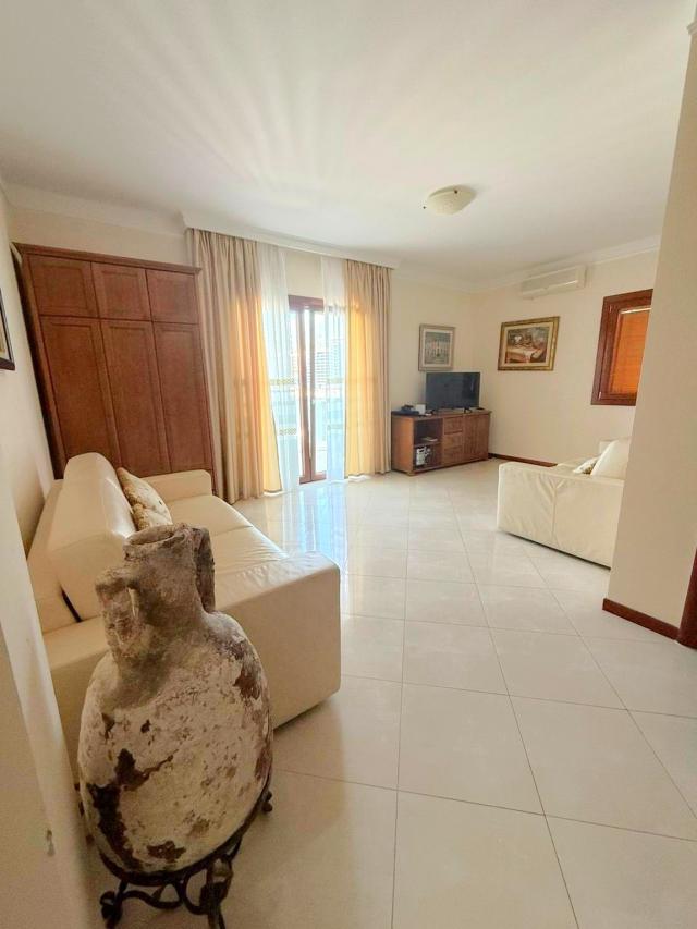 Izdavanje, Stan, 85m2 , Rafailovići