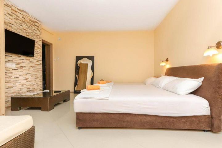 Kuca sa 10 apartmana u centru Petrovca