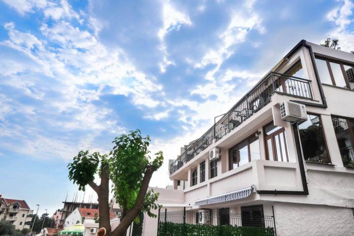Kuca sa 10 apartmana u centru Petrovca