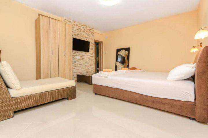 Kuca sa 10 apartmana u centru Petrovca
