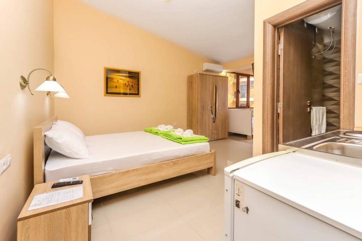 Kuca sa 10 apartmana u centru Petrovca