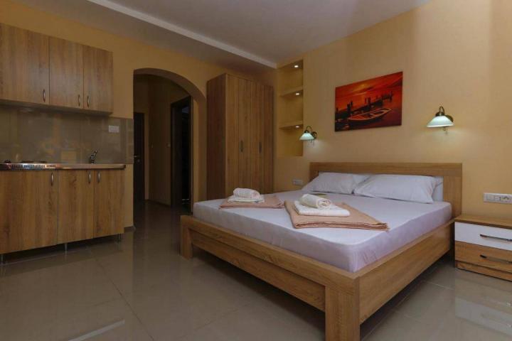 Kuca sa 10 apartmana u centru Petrovca