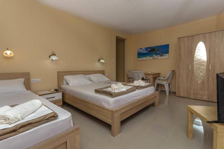 Kuca sa 10 apartmana u centru Petrovca