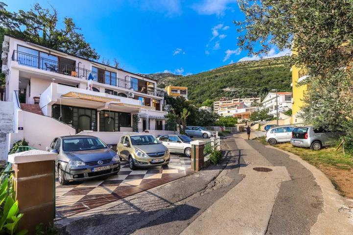 Kuca sa 10 apartmana u centru Petrovca