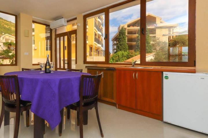 Kuca sa 10 apartmana u centru Petrovca