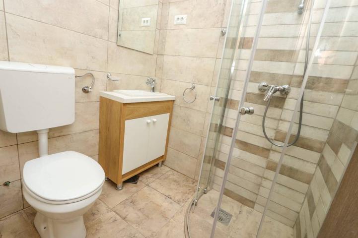 Kuca sa 10 apartmana u centru Petrovca