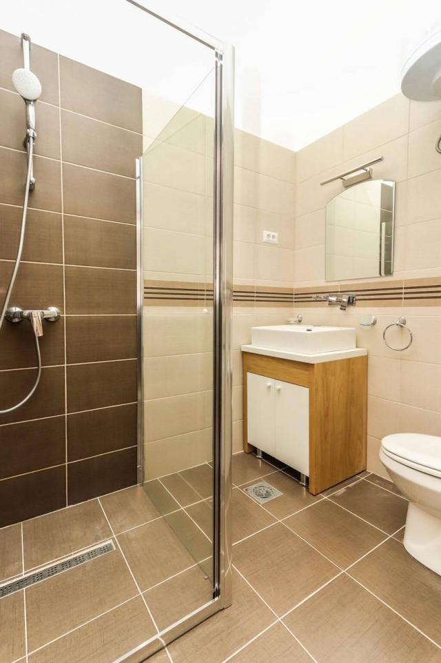 Kuca sa 10 apartmana u centru Petrovca