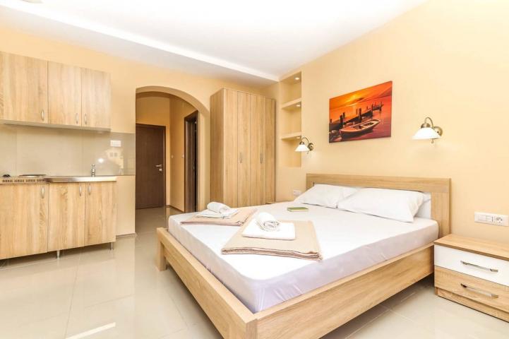 Kuca sa 10 apartmana u centru Petrovca