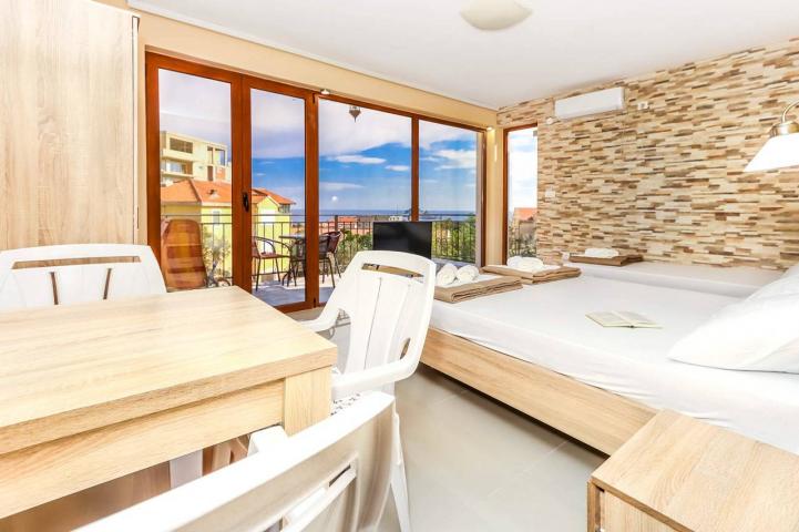 Kuca sa 10 apartmana u centru Petrovca