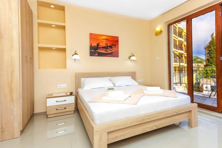 Kuca sa 10 apartmana u centru Petrovca
