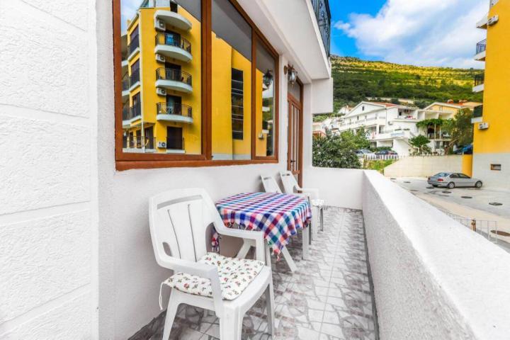 Kuca sa 10 apartmana u centru Petrovca