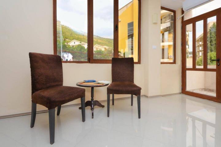Kuca sa 10 apartmana u centru Petrovca