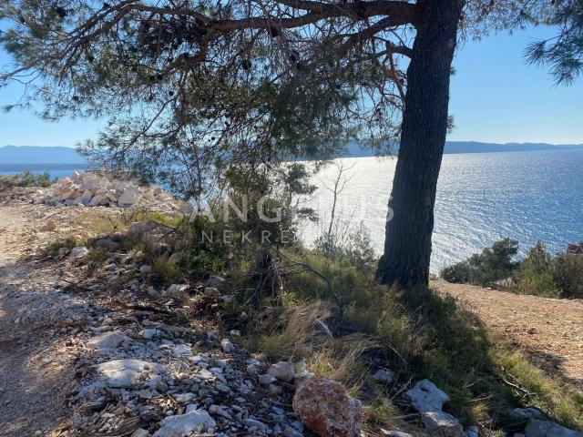Brač - ekskluzivno građevinsko zemljište, udaljeno 50 m od mora