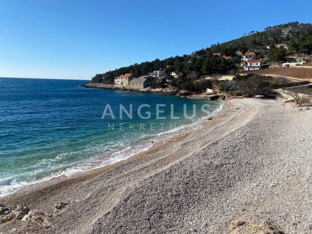 Brač - ekskluzivno građevinsko zemljište, udaljeno 50 m od mora