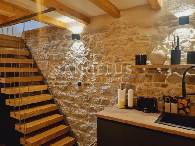 Kaštela - renovirana kamena kuća u centru mjesta, 90 m2