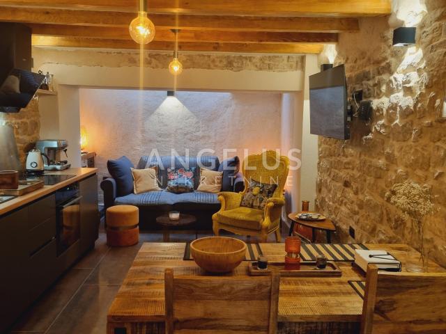 Kaštela - renovirana kamena kuća u centru mjesta, 90 m2