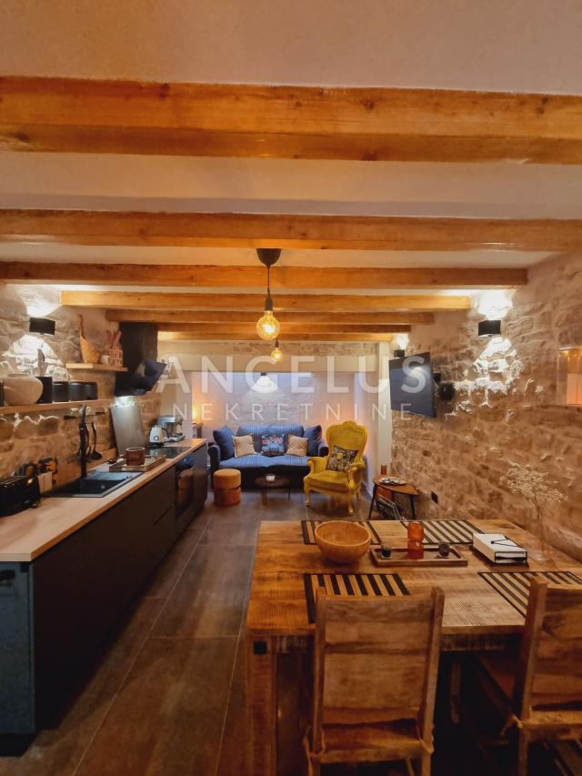 Kaštela - renovirana kamena kuća u centru mjesta, 90 m2