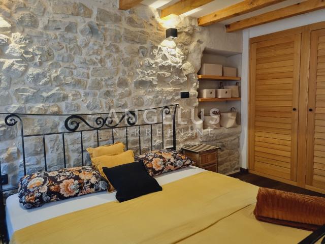 Kaštela - renovirana kamena kuća u centru mjesta, 90 m2