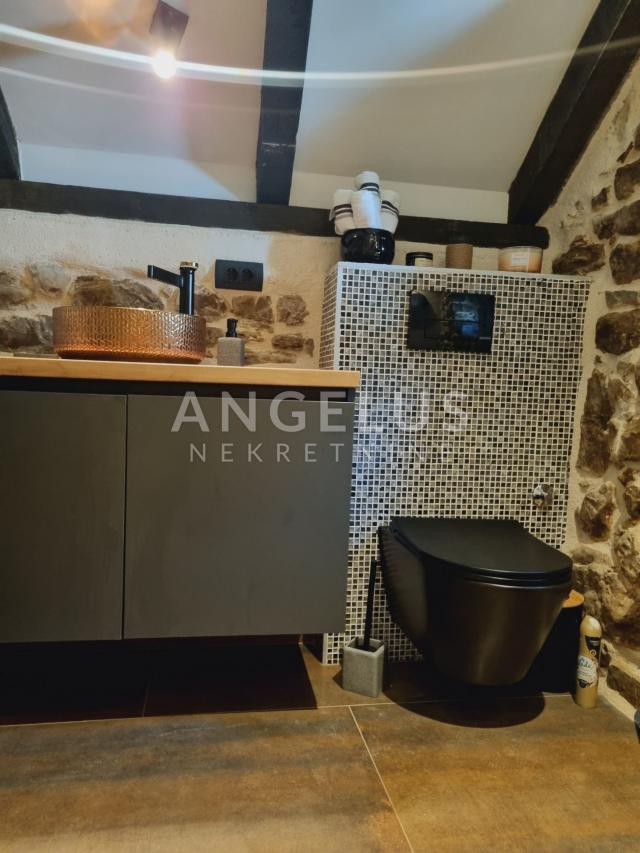 Kaštela - renovirana kamena kuća u centru mjesta, 90 m2
