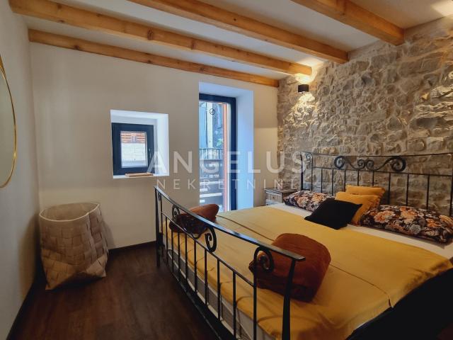 Kaštela - renovirana kamena kuća u centru mjesta, 90 m2