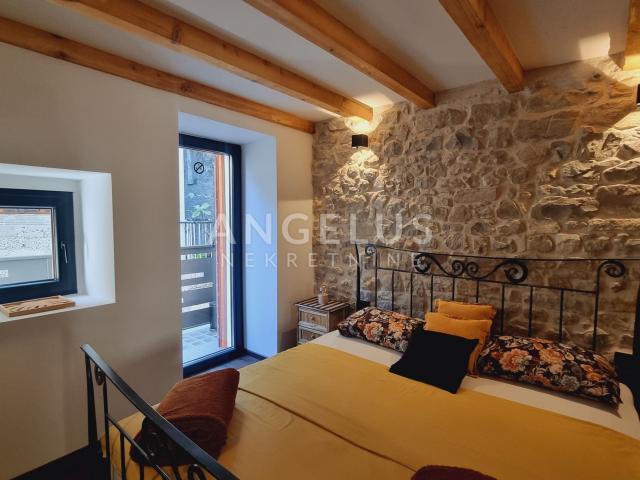 Kaštela - renovirana kamena kuća u centru mjesta, 90 m2